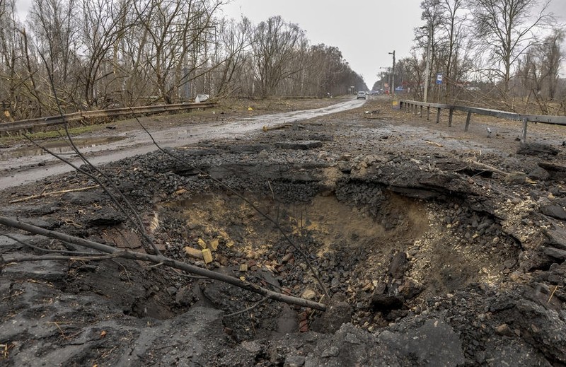 Craterul uriaș lăsat de o bombă care a picat la periferia Cernihivului.