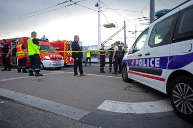 Zona în care a avut loc atacul a fost împânzită de poliție, pompieri și echipaje de salvare (Foto EPA)