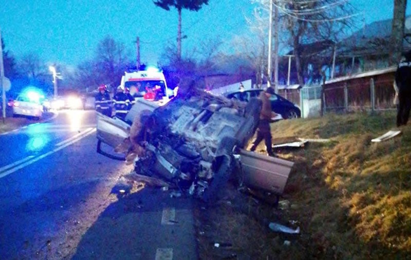 Doi tineri morți în mașina făcută praf într-un cap de pod, la Ardeoani, în Bacău. Un adolescent e grav rănit