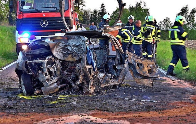 Pompierii au privit neputincioși cum șoferul arde la volan, mașina a luat foc în timpul operațiunii de salvare, pe o șosea din Germania