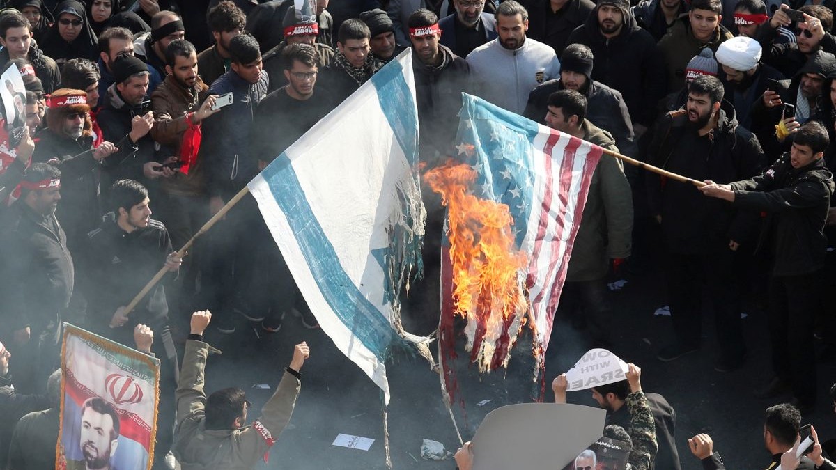 Steagurile SUA și al Israelului, arse la Teheran, în timpul funeraliilor pentru moartea lui Soleimani FOTO: EPA