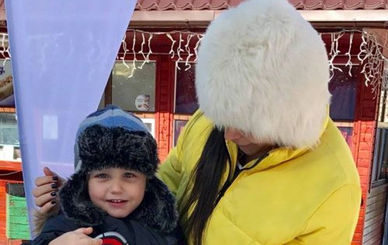 FOTO | Cum îşi ascunde burtica de gravidă Elena Băsescu. Imagini inedite cu fiica fostului președinte pe pârtia de la Predeal