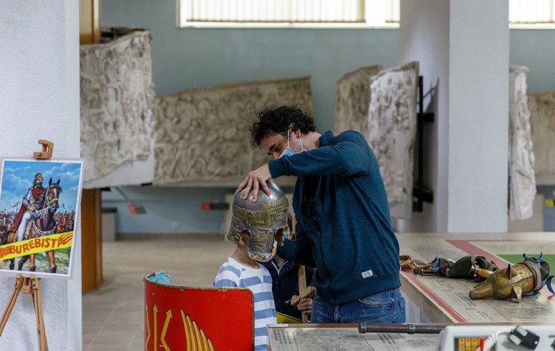 Profu’ care transformă personajele lui Caragiale în benzi desenate: „Elevul nu mai e stresat că nu înțelege o operă”