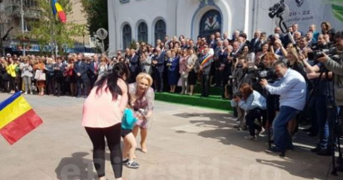 Copii de grădiniţă au defilat în faţa premierului Viorica Dăncilă, la Piteşti