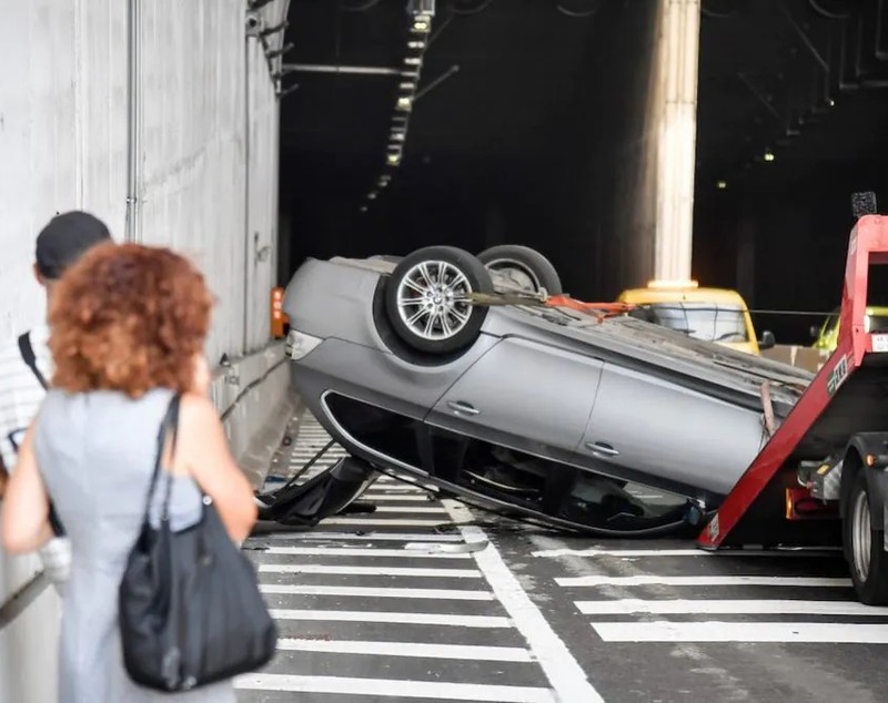 Român lovit de un polițist italian cu piciorul în cap, după ce a fost alergat pe stradă, la Milano. Se răsturnase cu BMW-ul într-un tunel | VIDEO