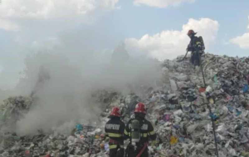 Incendiu la stația de sortare a gropii de gunoi din Arad. Au ars 1.000 de kilograme de deșeuri