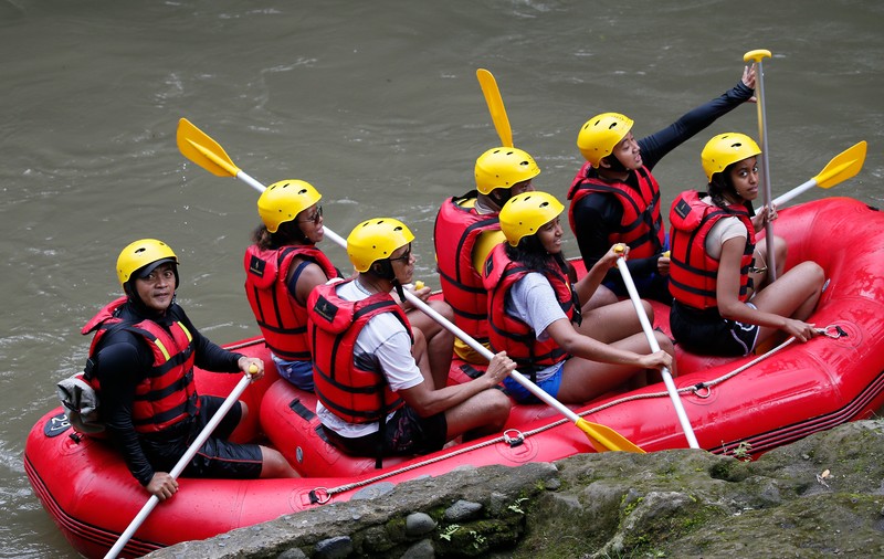 Familia Obama a încercat sporturi extreme în Bali. Barack și Michelle au făcut rafting | FOTO