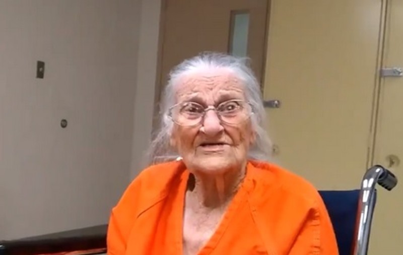 O femeie de 93 de ani a fost arestată, după ce a refuzat să părăsească azilul în care stătea