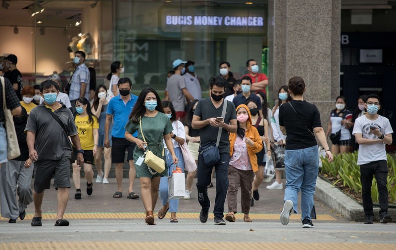 Ministrul sănătății din Singapore recomandă purtarea măștilor, după ce numărul cazurilor de COVID-19 s-a dublat de la o săptămână la alta