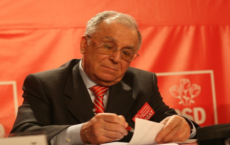 Ion Iliescu, inculpat oficial în Dosarul Mineriadei, a refuzat, miercuri, să dea declaraţii procurorilor. Avocatul nu l-a lăsat să vorbească