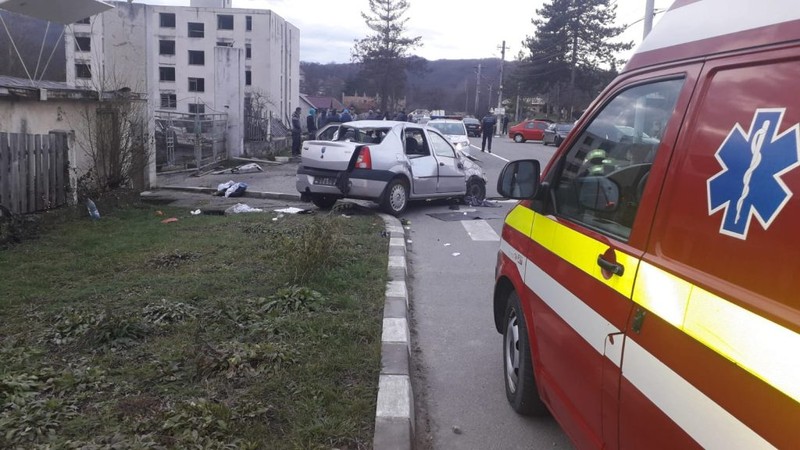 Mașina în care se afla fetița de 11 ani s-a răsturnat în Băile Govora / foto: Gazeta Vâlceană