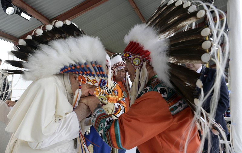 IMAGINEA ZILEI. Papa Francisc, cu o coroană de pene în cap, cere iertare pentru abuzurile comise contra copiilor indigeni din Canada