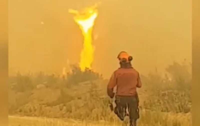 VIDEO | Cum se luptă pompierii cu o tornadă de foc