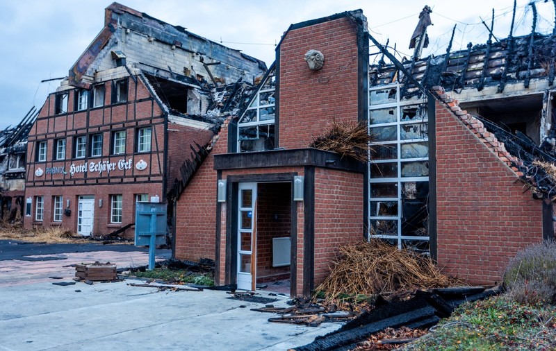 Un pompier bănuit că a incendiat un adăpost pentru refugiați ucraineni, apoi a ajutat la stingerea flăcărilor, arestat în Germania