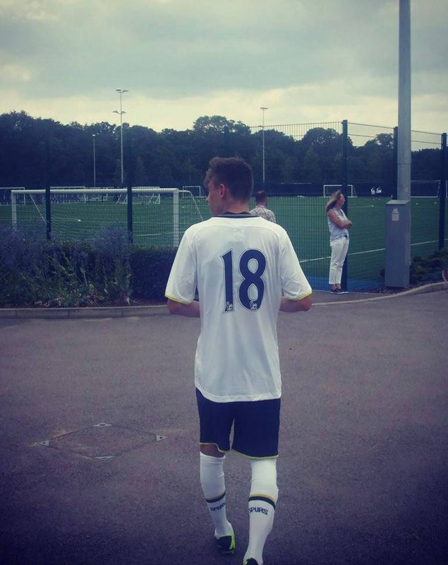 Încă un român în Anglia! Va fi coleg cu Vlad Chiricheş la Tottenham