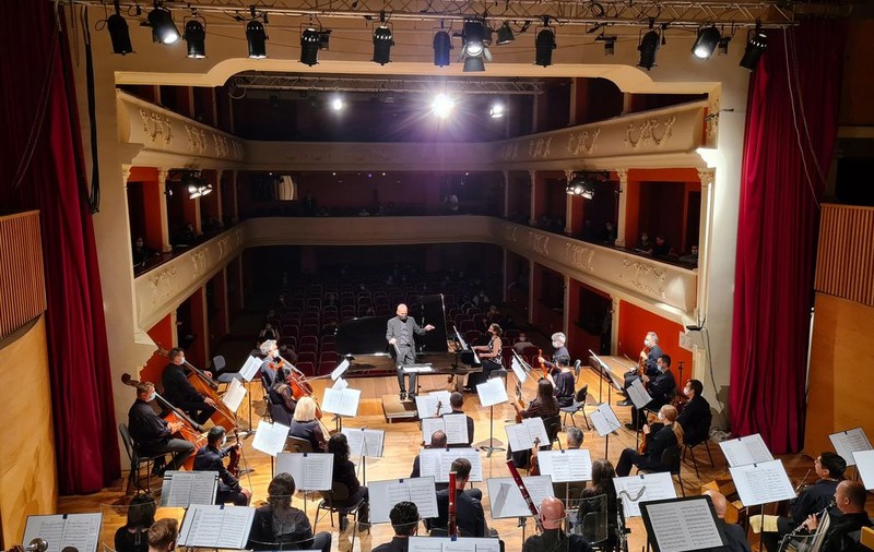 Vaccin, muzică și teatru. Cum se va desfășura „Summitul Vaccinării” de la Filarmonica din Sibiu