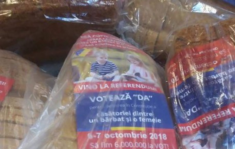 Pliante pro referendum în pachetele de pâine vândute într-un oraș din România. Imaginile au creat reacții neașteptate în mediul virtual