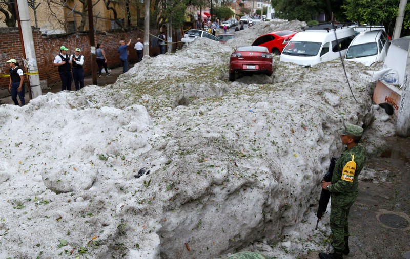 FOTO | Imagini incredibile, după o furtună cu grindină. Străzile unui oraș mexican, acoperite de un strat de gheață de 1,5 metri