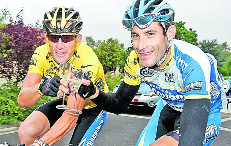 Celebrul ciclist Lance Armstrong, septuplu câştigător al Turului Franţei, a fost dat în gât de un fost coleg: Trişa la greu!