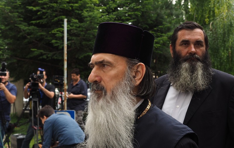 Arhiepiscopul Teodosie pretinde că a fost „înregistrat din răzbunare” în timp ce cumpăra influența unui afacerist. Prelatul, filmat când negocia un comision de 160.000 de lei