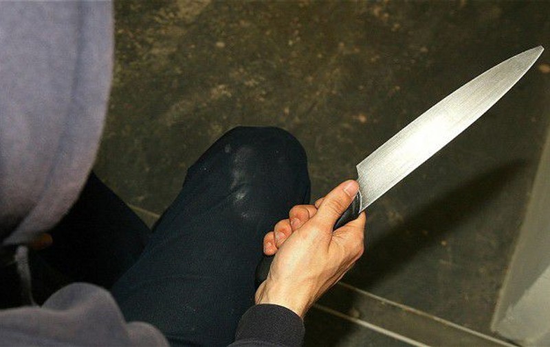 Bărbatul din Neamț care și-a înjunghiat nevasta și socrii este căutat de două zile de polițiști. El ar fi comis fapta după ce ar fi plecat din sediul Poliției
