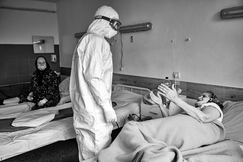 O pacientă îl roagă pe medicul Costache să afle cum se simte soţul ei