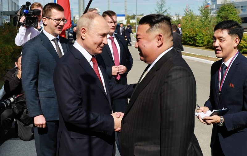 Kim Jong-un, întâmpinat de Vladimir Putin, la un cosmodrom din estul Rusiei. „Sunt bucuros să vă văd” - VIDEO