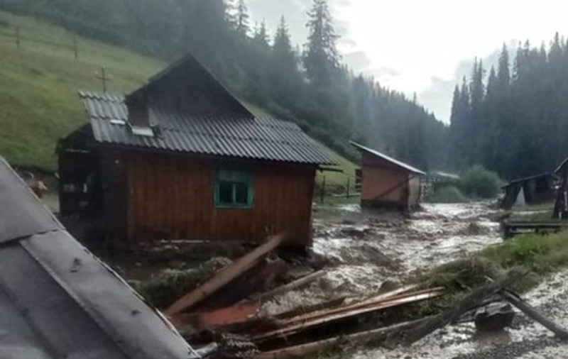 Viitură în județul Suceava. Șase oameni, salvați din calea apelor, în Cârlibaba. Drum național blocat și intervenții în mai multe zone