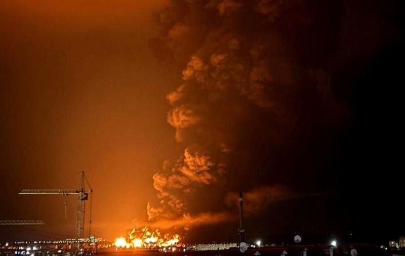 „Cel puțin 5 rezervoare” - Dronele ucrainene au provocat un incendiu masiv la cel mai mare terminal petrolier al Rusiei din Crimeea ocupată