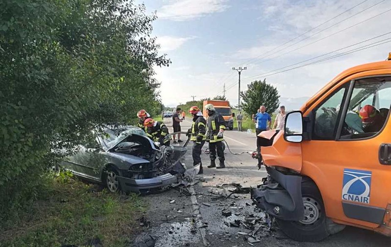 Grav accident în Brașov între o dubă CNAIR și o mașină. Opt victime, în urma ciocnirii violente / FOTO