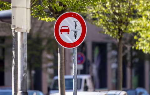 Semnul de circulație cu o mașină, o bicicletă și o motocicletă care îi poate costa pe șoferi 70 de euro dacă îl ignoră, în Germania