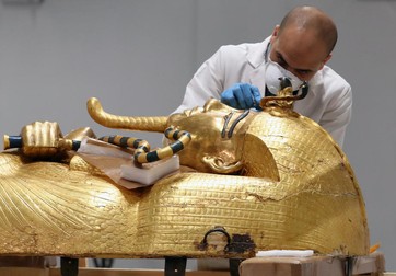 Un arheolog egiptean lucrează la restaurarea Sicriului de Aur al regelui Tutankhamon Foto: EPA