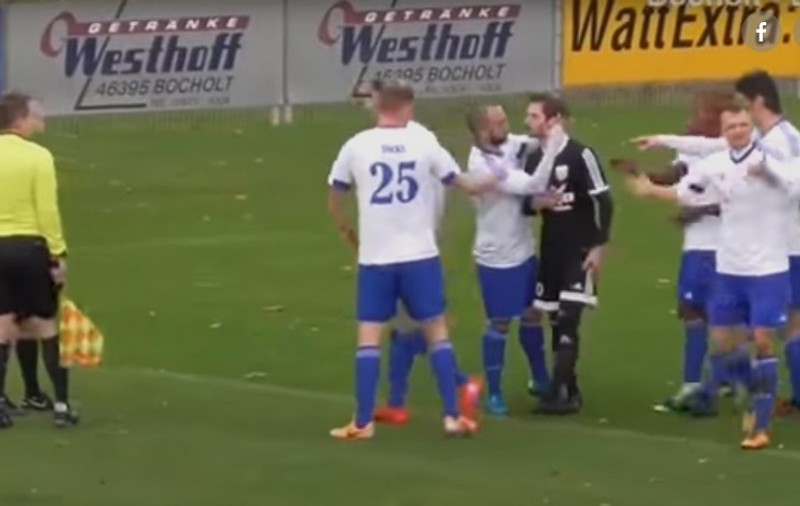 Acest fotbalist i-a uimit și pe adversari cu gestul său! Unul dintre jucătorii de la echipa adversă chiar l-a pupat! | VIDEO