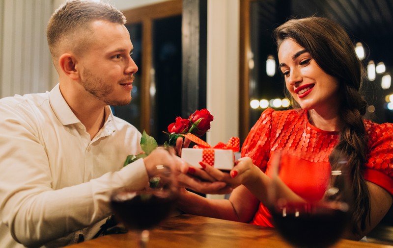 Iubirea costă peste 1.000 de euro și se livrează la fix: cum domină Valentine’s Day România digitală