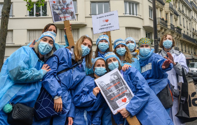 Franța va onora medicii care au murit de Covid cu un statut special