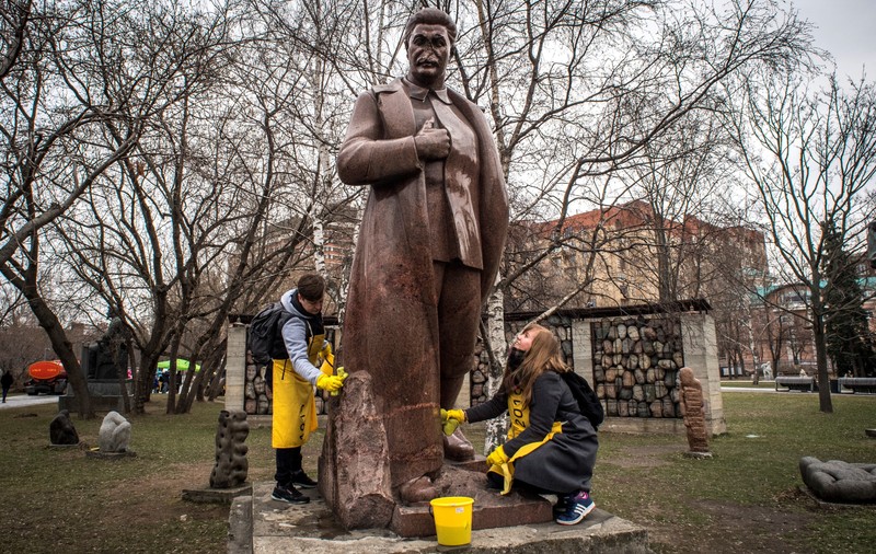 Un preot din Rusia a stropit cu apă sfințită o statuie a lui Iosif Stalin. Biserica Ortodoxă a deschis o anchetă după gestul acestuia | VIDEO
