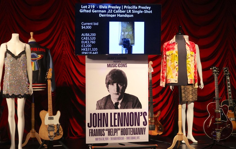 O chitară a lui John Lennon, găsită într-un pod, a fost vândută la licitație cu un preț record