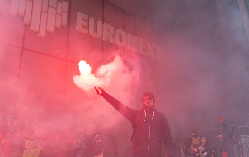 Protestatarii francezi au intrat cu torțe în sediul unei companii financiare din Paris, pe fondul furiei față de legea pensiilor