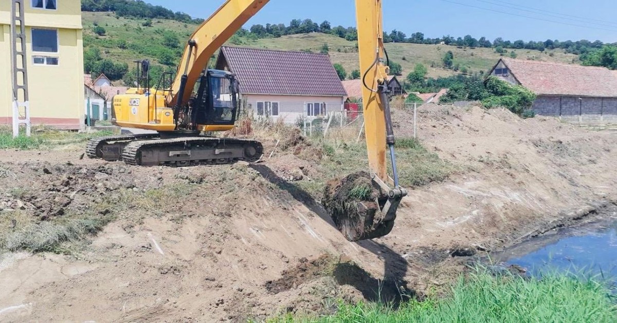 Un excavator sapă în albia pârâului Corund, august 2025
