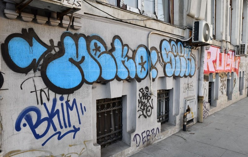 Primăria București declară război graffitiurilor: „Nu e libertate de exprimare. Nemernicii fac publicitate la droguri pe blocuri”