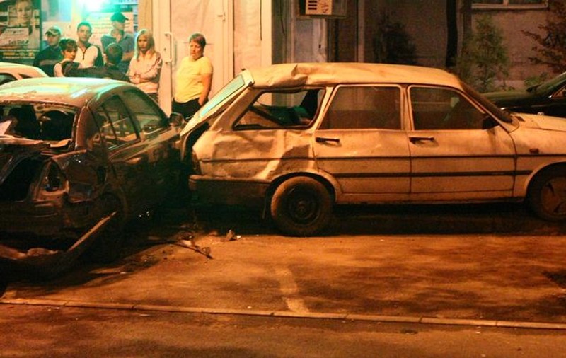 Un tânăr fără permis a avariat opt maşini şi a rănit trei persoane