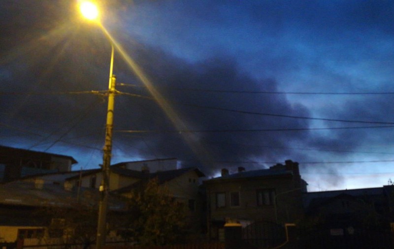 Depozitul de mase plastice din Ploiești arde în continuare, de aseară. Pompierii intervin cu 9 autospeciale