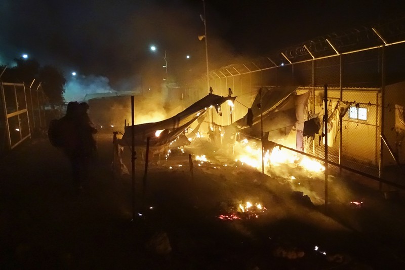 Migranții au dat foc în tabăra de refugiați de la Moria, în noaptea de joi spre vineri, pe insula greacă Lesbos, după moartea unei femei și a unui copil