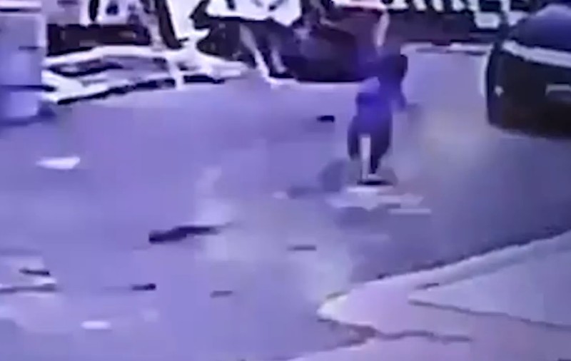 Moment terifiant! O mamă a trecut cu mașina peste copilul ei. Suprinzător, băiatul nu a pățit nimic / VIDEO