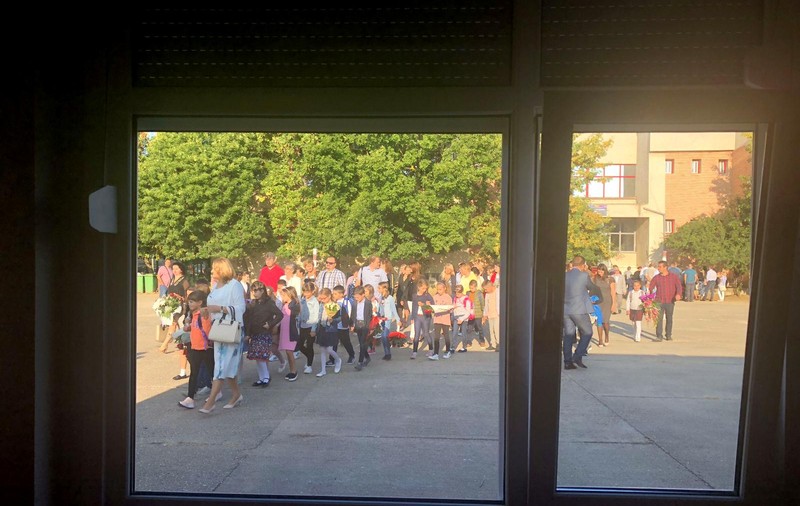 REPORTAJ/ Clopoțelul a sunat în containere la începerea noului an într-o școală din Timișoara. Primarul i-a îndemnat pe cei mici să devină ”oameni școlați” - FOTO
