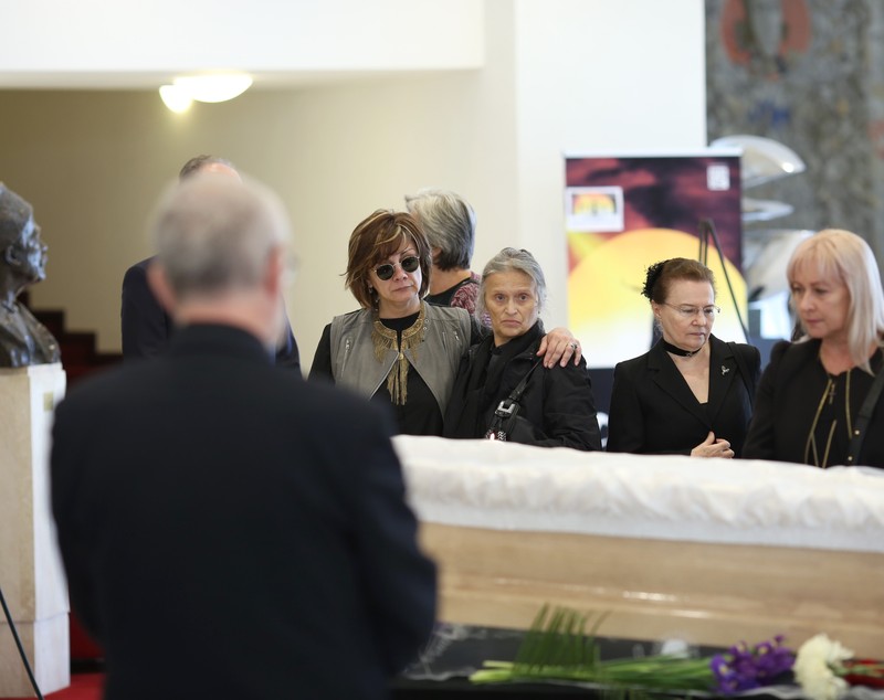 FOTO EXCLUSIV/ Trupul neînsuflețit al Olgăi Tudorache, depus la biserica Kretzulescu din Capitală. Imagine emoționantă cu fiul actriței