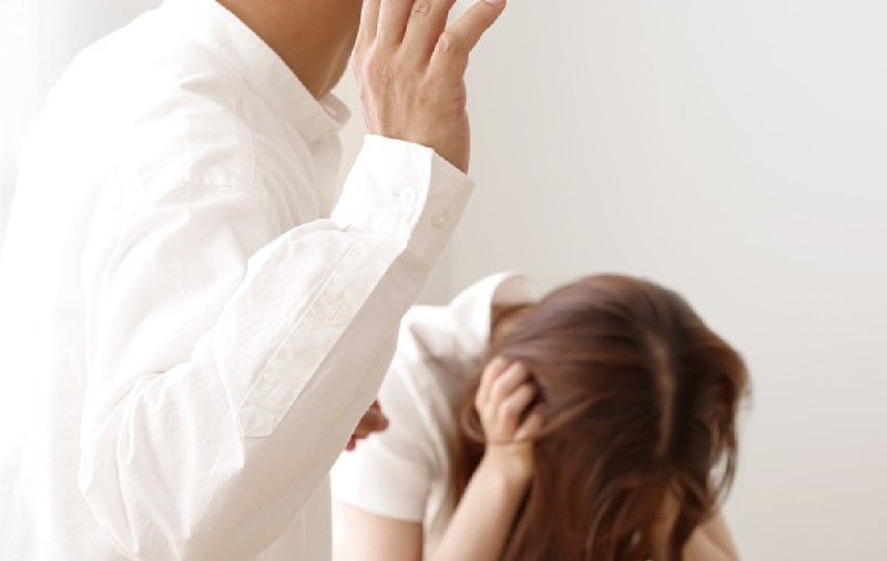 Proiect de lege pentru victimele violenței domestice: ar putea fi scutite de plata taxelor timbru pentru divorț și partaj