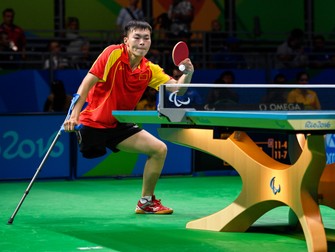Chinezul Shuo Yan, în timpul unui meci de tenis de masă de la Jocurile Paralimpice. (FOTO: EPA)