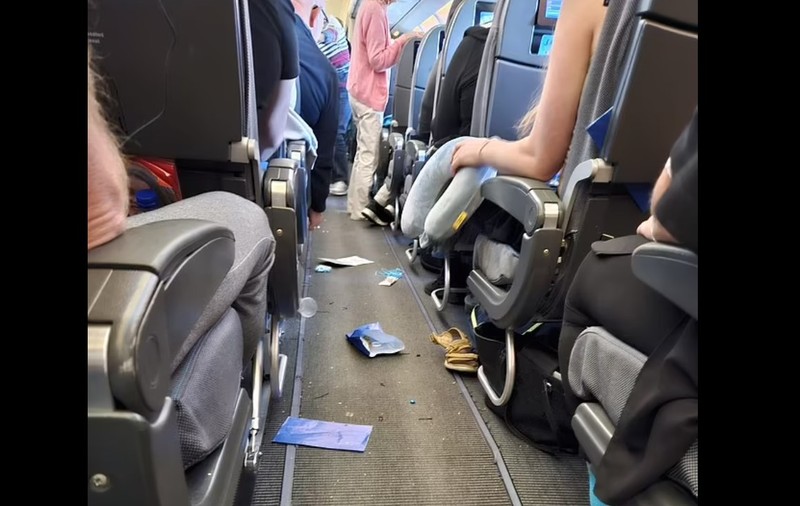 Momentul în care pasagerii unui avion sunt ridicați de pe scaune, de turbulențe | VIDEO