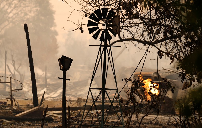 GALERIE FOTO| Incendii devastatoare în California. Cel puțin 23 de persoane au murit, mii de case și terenuri au fost distruse de foc